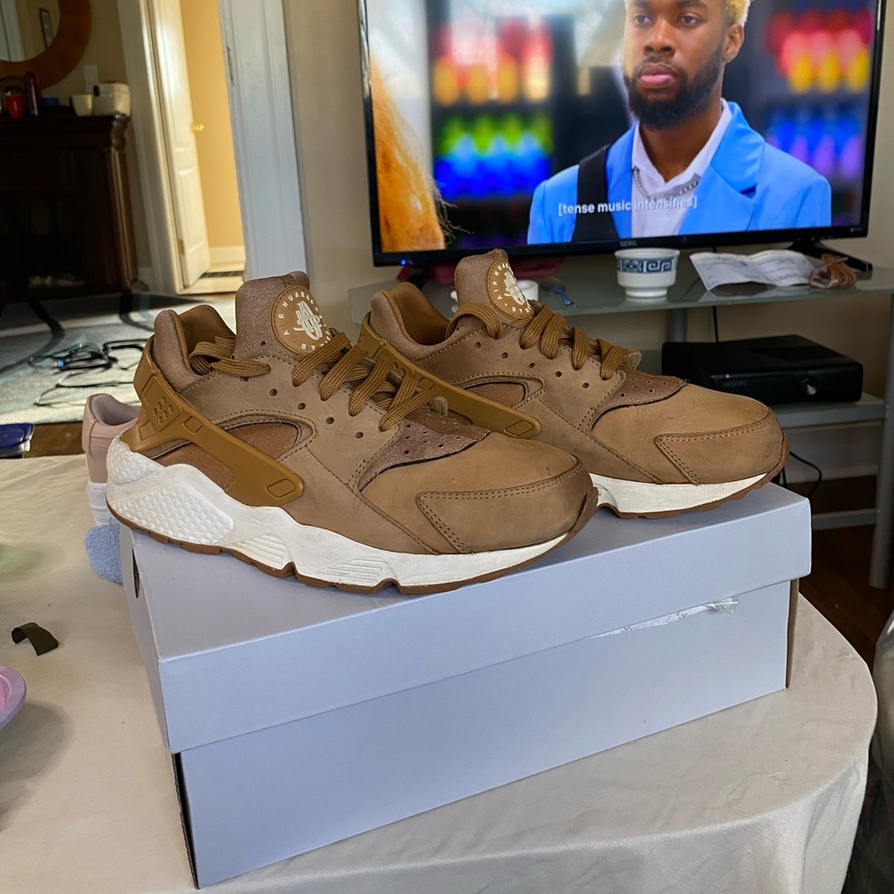 Size 9 air huarache by Nike